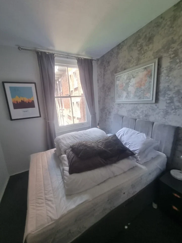 Flat Cleveland Street in Greater London