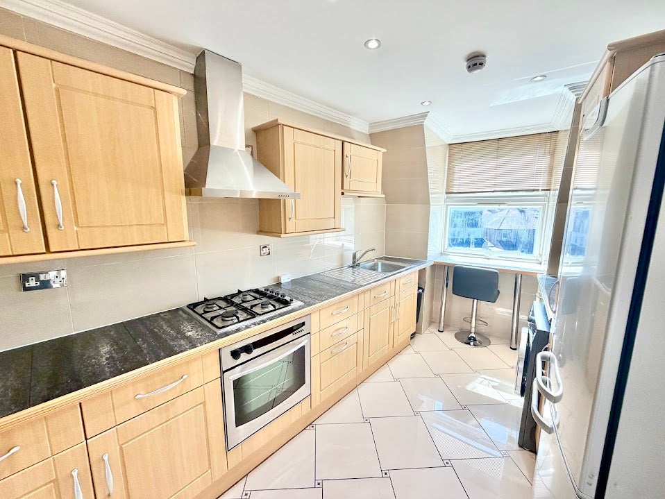 Flat Pinner Road in Greater London
