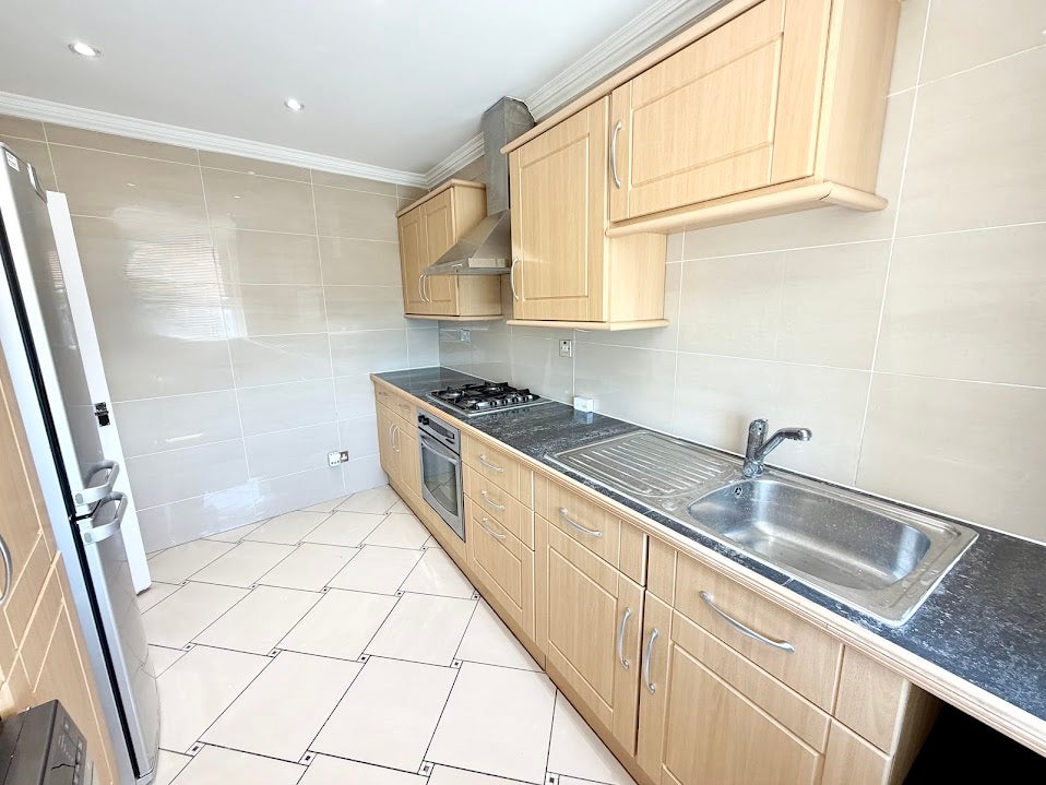 Flat Pinner Road in Greater London
