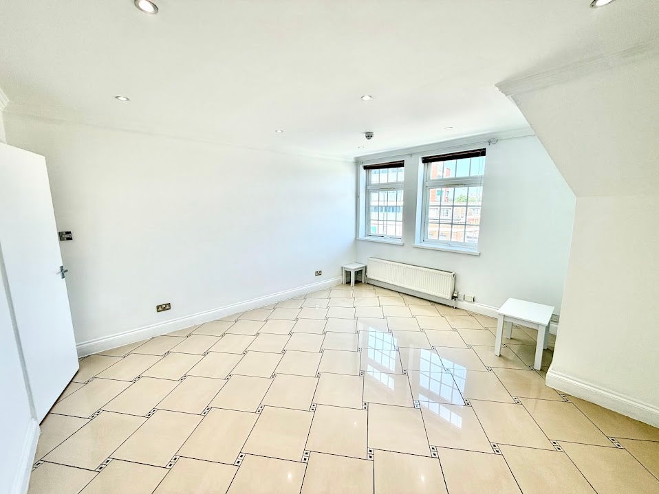 Flat Pinner Road in Greater London