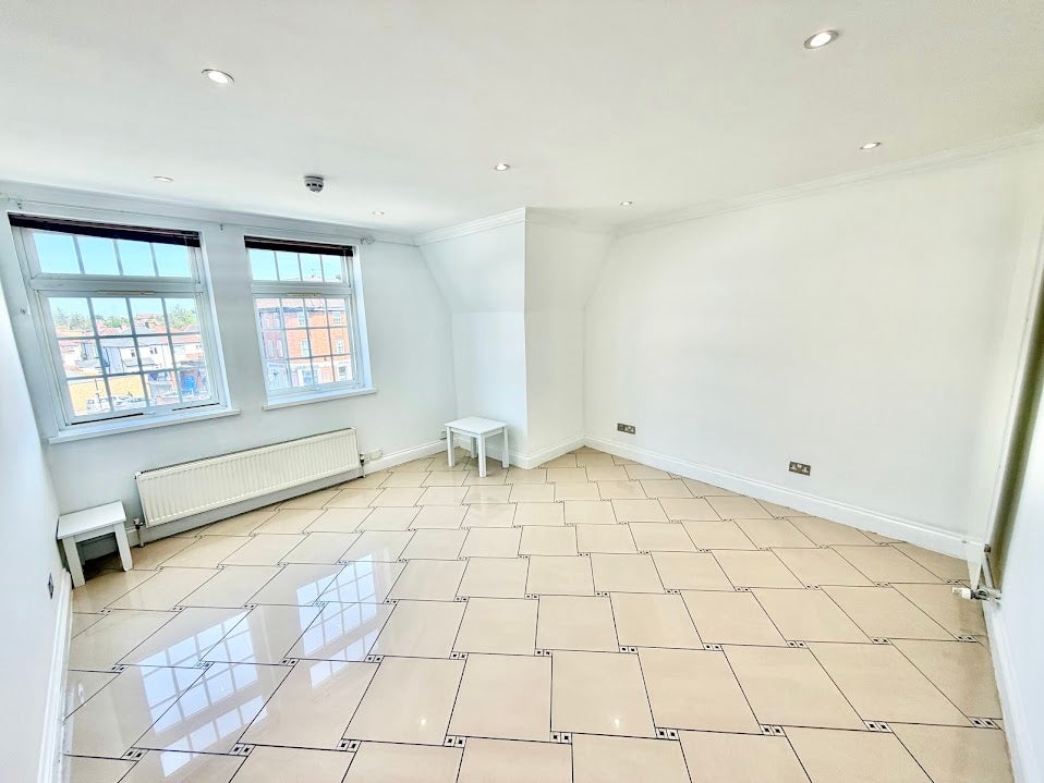 Flat Pinner Road in Greater London