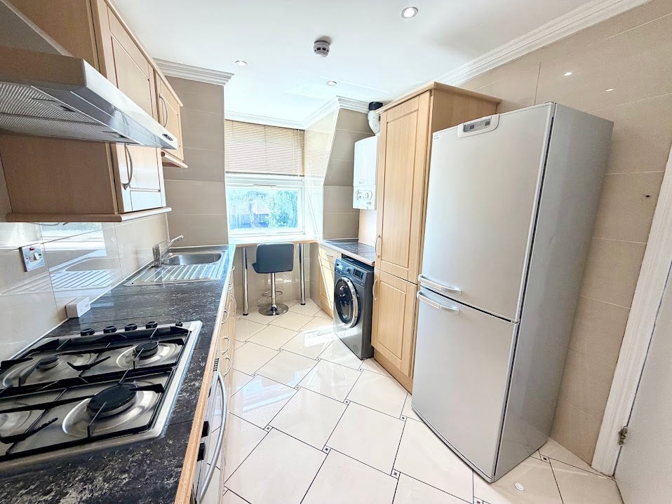 Flat Pinner Road in Greater London