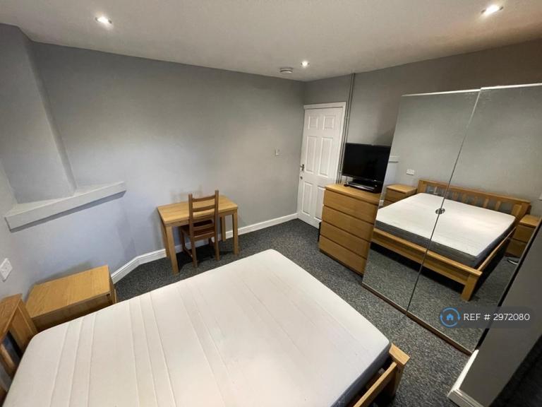 Room Brackley Road in Westbury