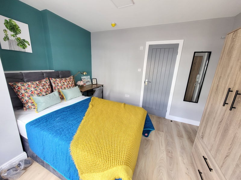 Room Manchester Road in Greater London