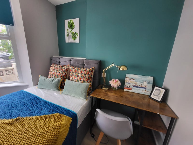 Room Manchester Road in Greater London