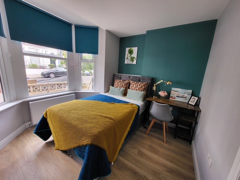Room Manchester Road in Greater London