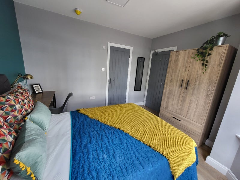 Room Manchester Road in Greater London