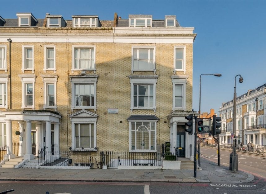 Flat Eardley Crescent in Greater London