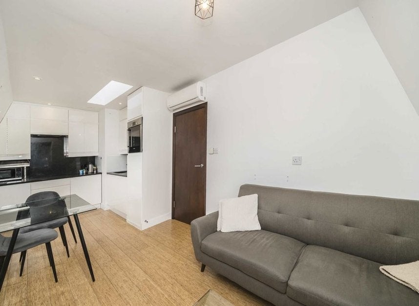Flat Eardley Crescent in Greater London