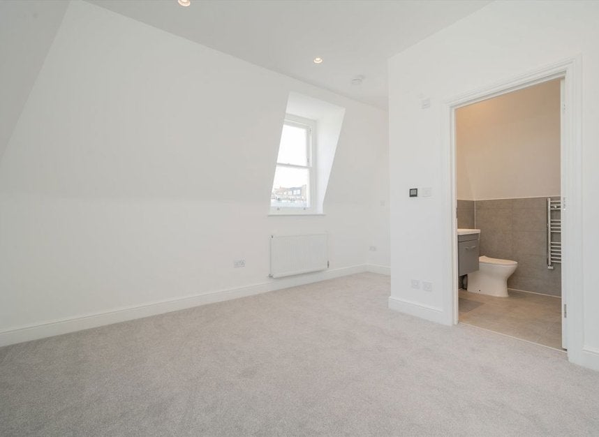 Flat Eardley Crescent in Greater London