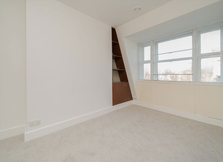 Flat Eardley Crescent in Greater London