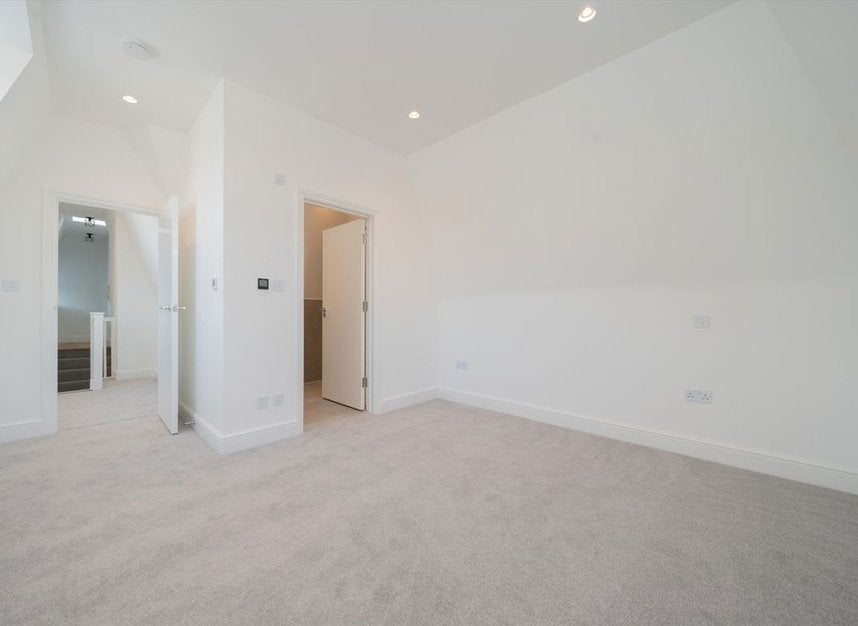 Flat Eardley Crescent in Greater London