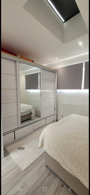 Flat Church Close in Greater London