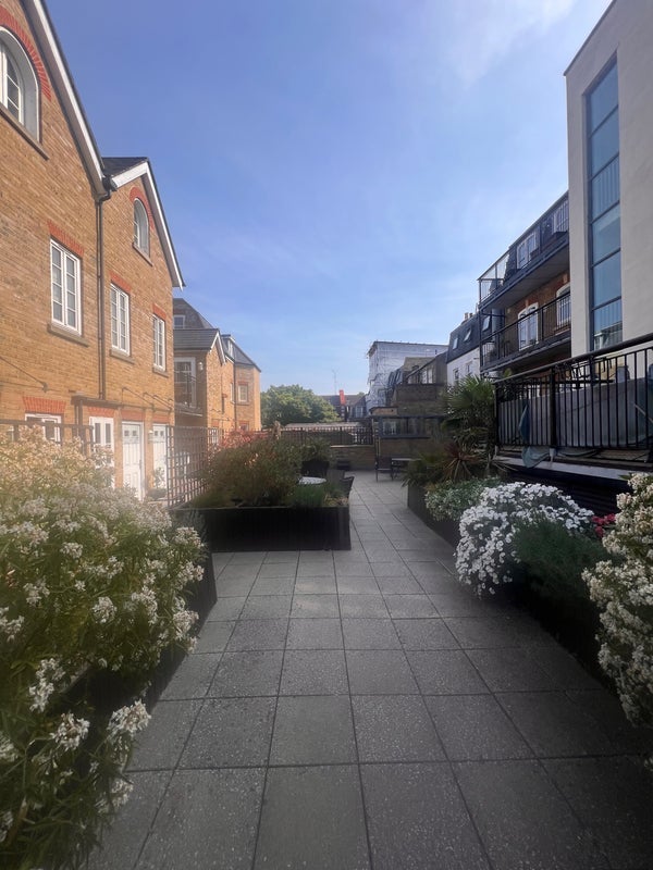 Flat Feltham Avenue in Elmbridge