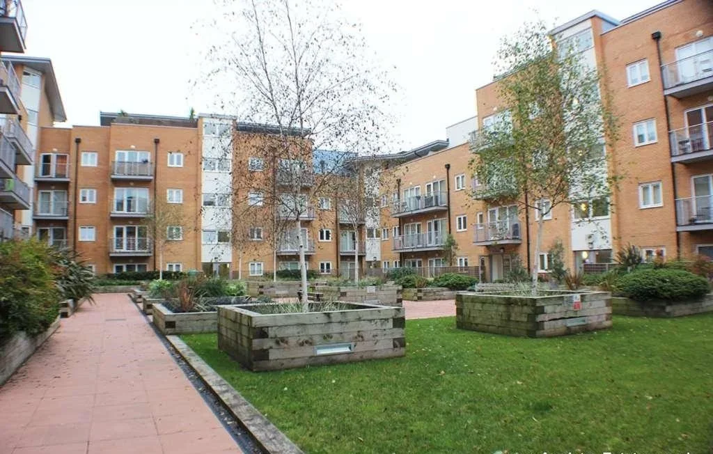 Flat Whitestone Way in Greater London