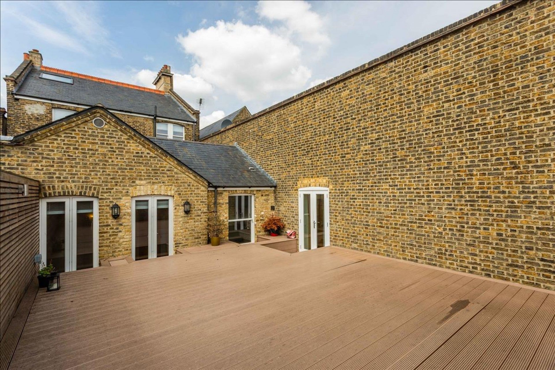 Flat Sheen Lane in Greater London