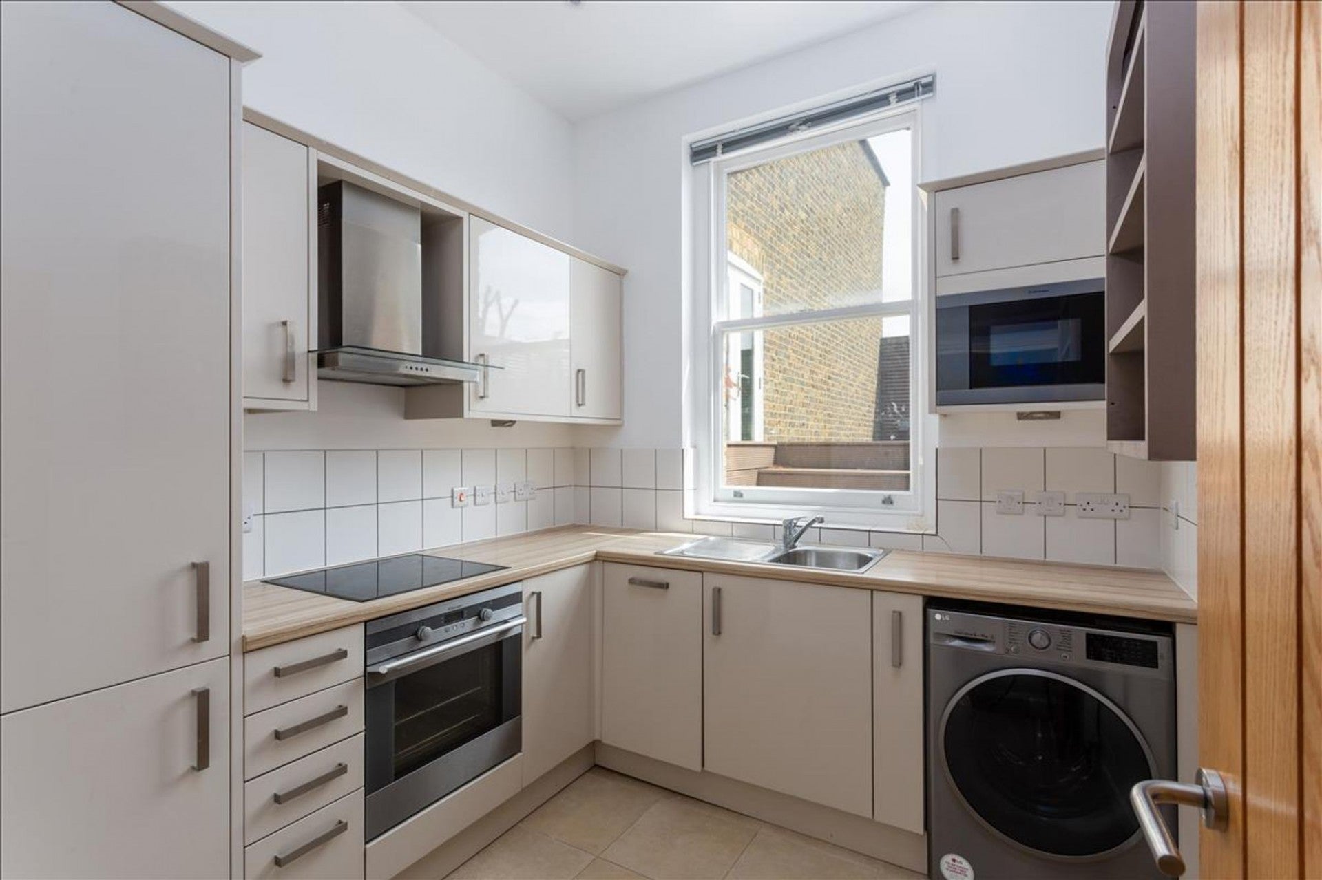 Flat Sheen Lane in Greater London