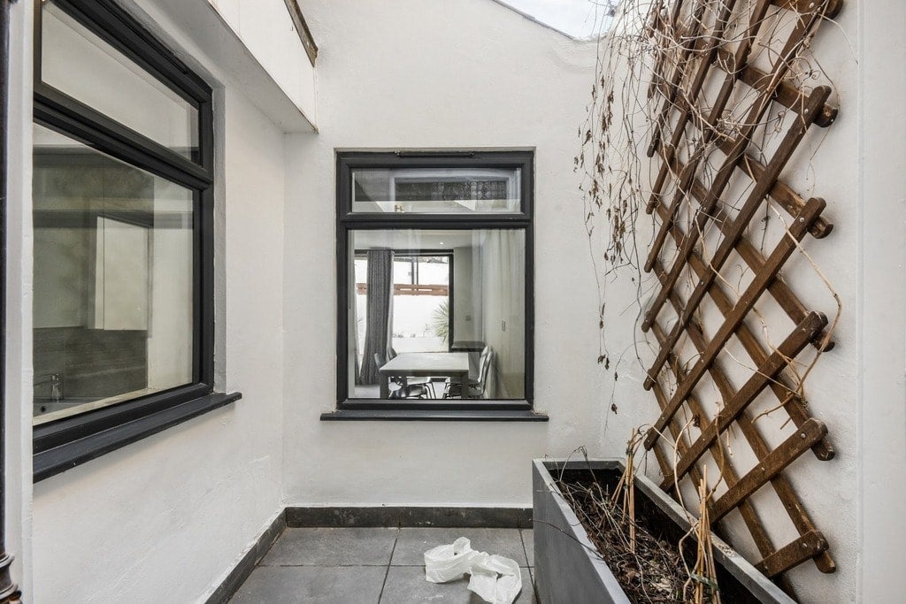 Flat Mayflower Road in Greater London