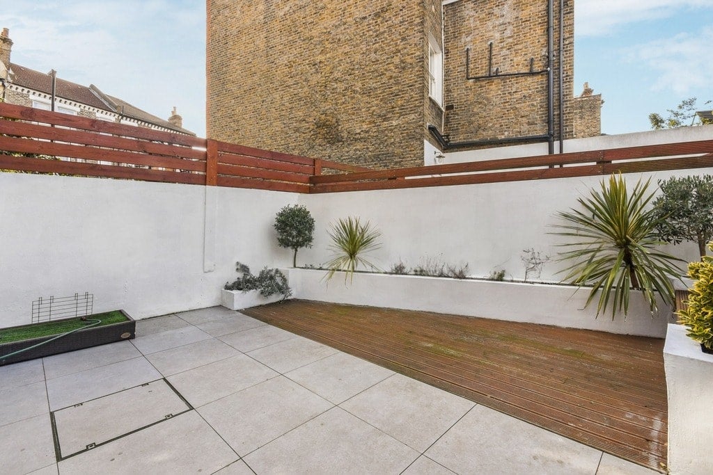 Flat Mayflower Road in Greater London