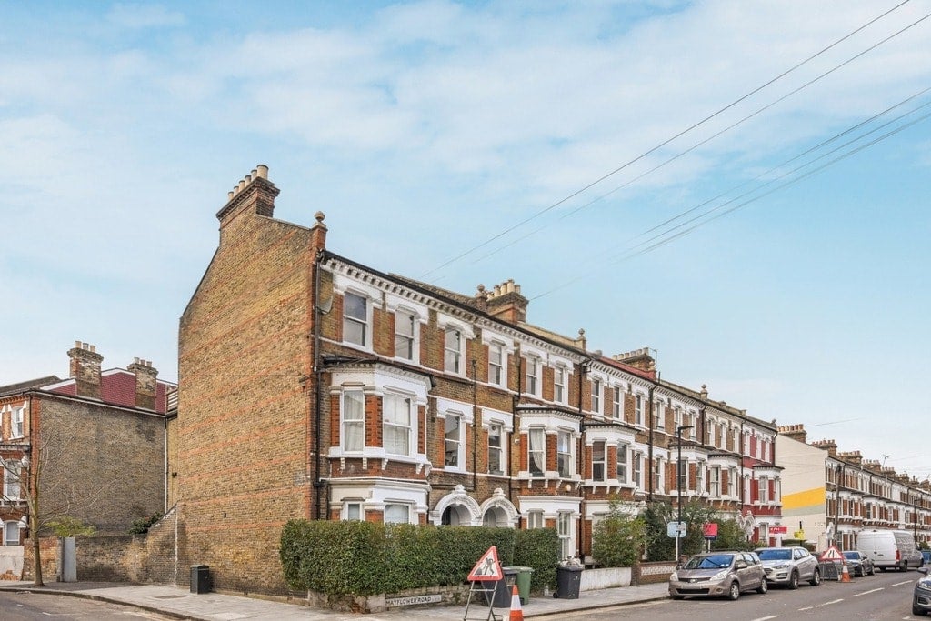 Flat Mayflower Road in Greater London