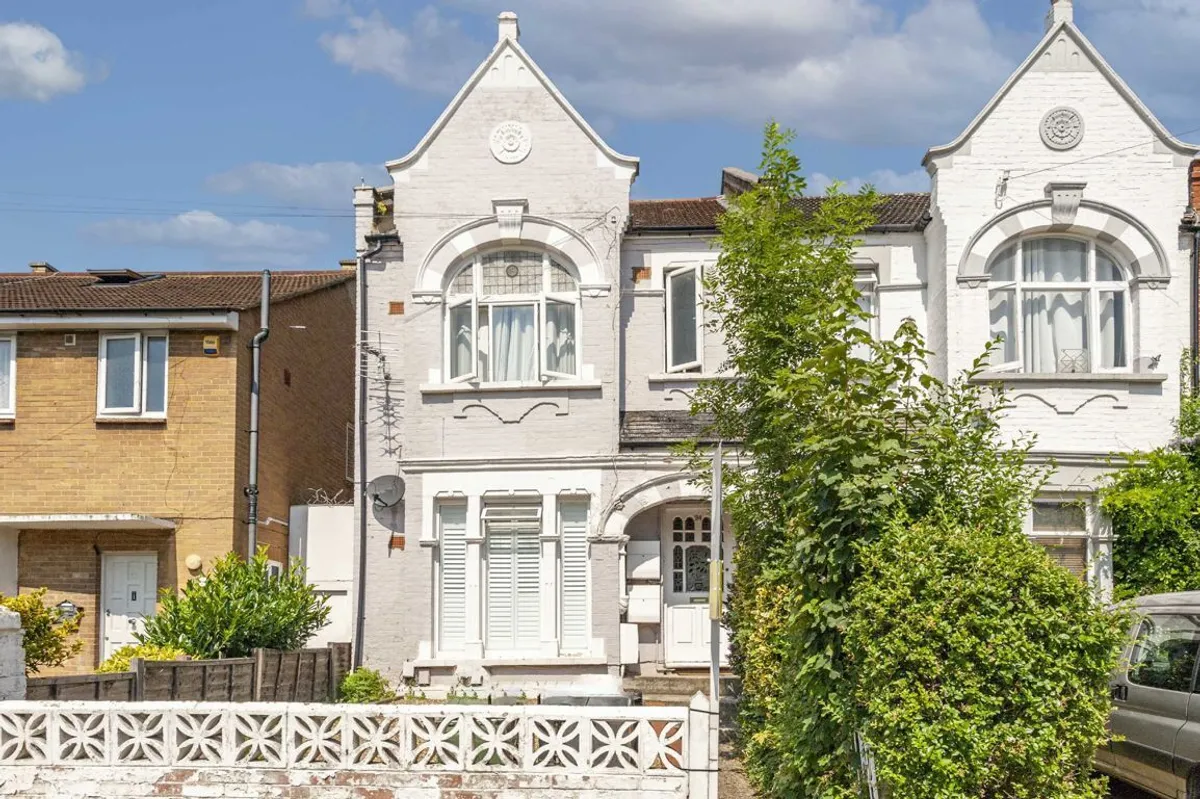 Flat Gleneagle Road in Greater London