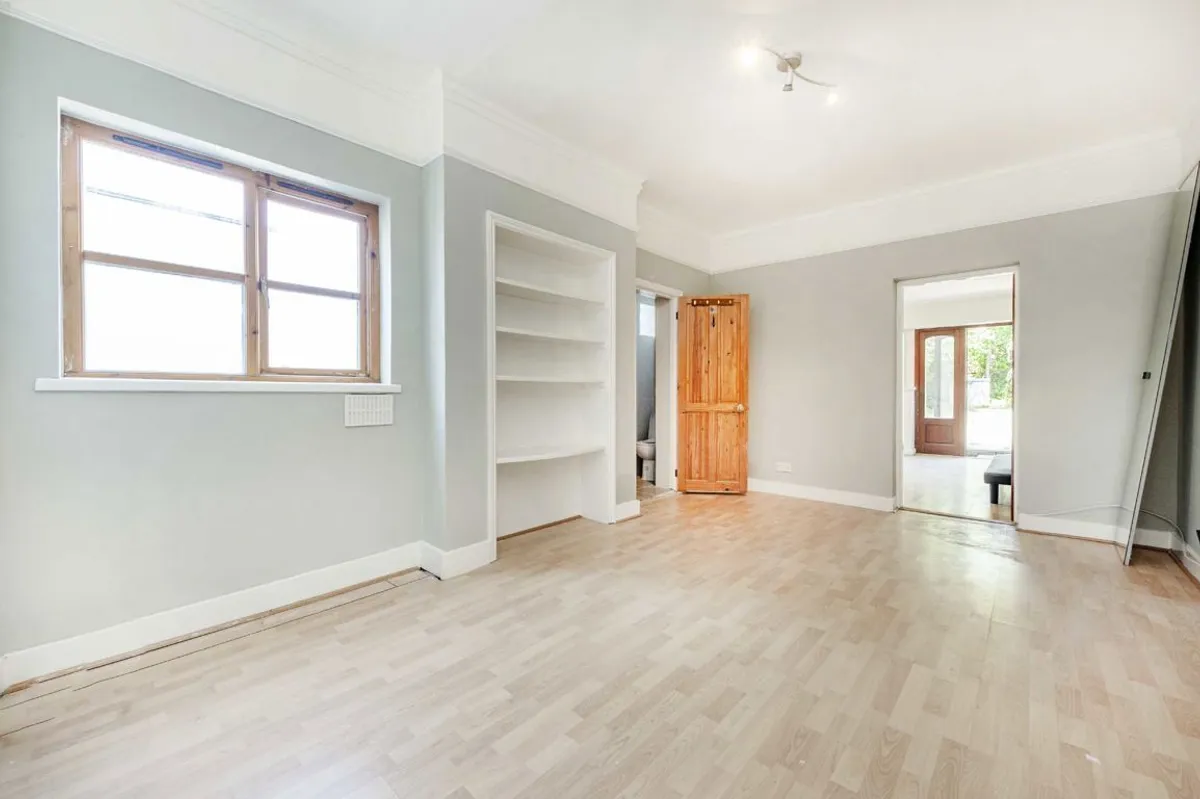 Flat Gleneagle Road in Greater London