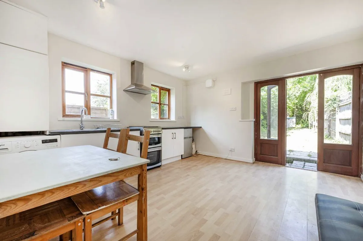 Flat Gleneagle Road in Greater London