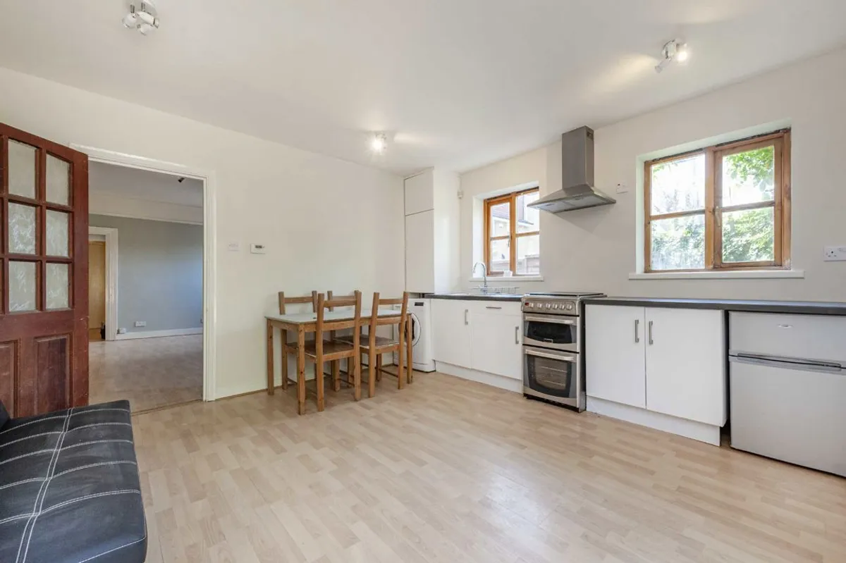 Flat Gleneagle Road in Greater London