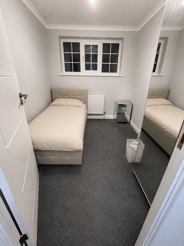 Room Grove Park Road in Greater London