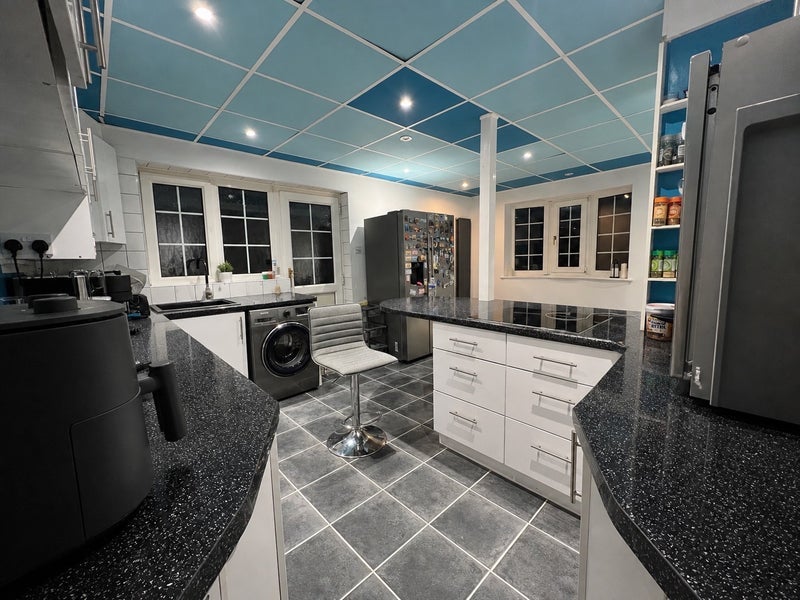 Room Grove Park Road in Greater London