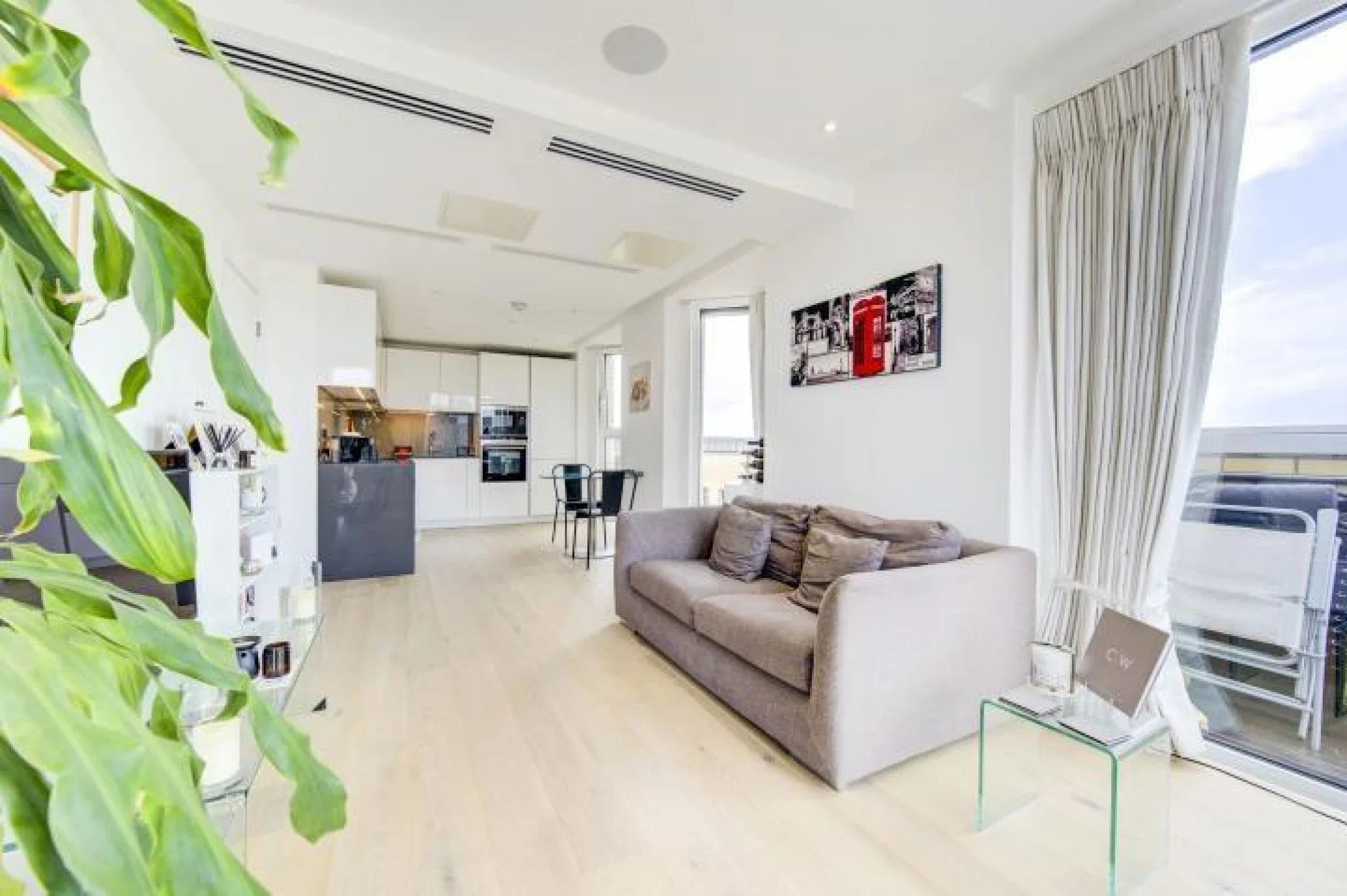 Flat Central Avenue in Greater London