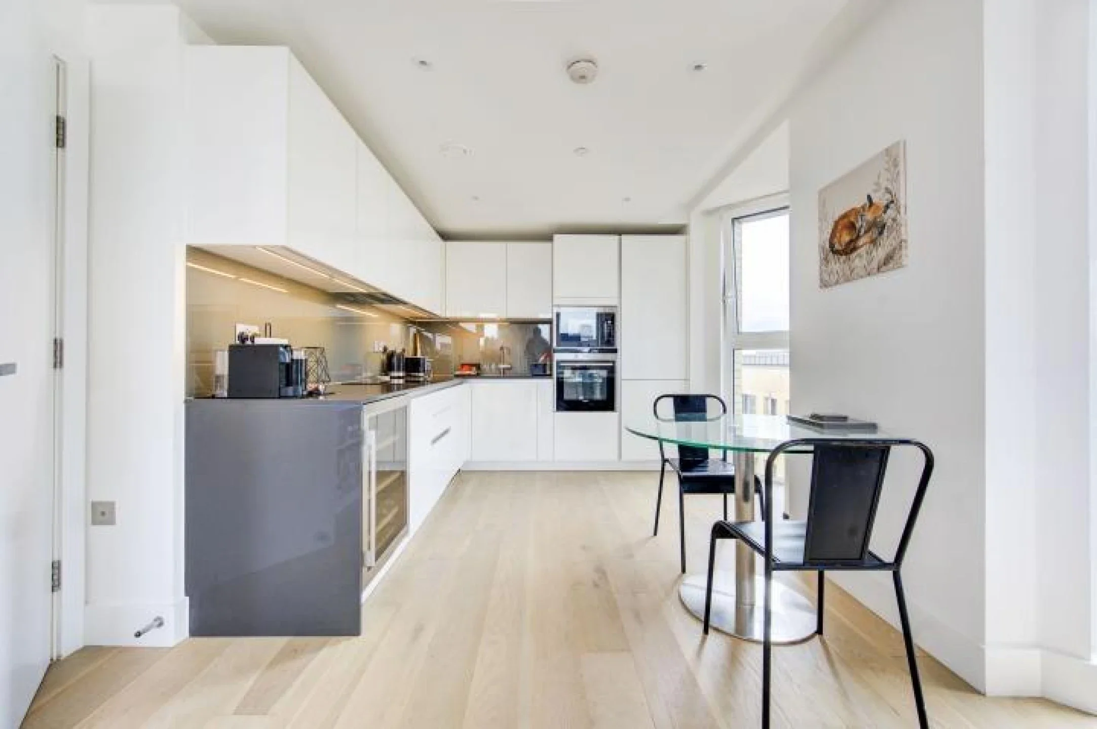 Flat Central Avenue in Greater London