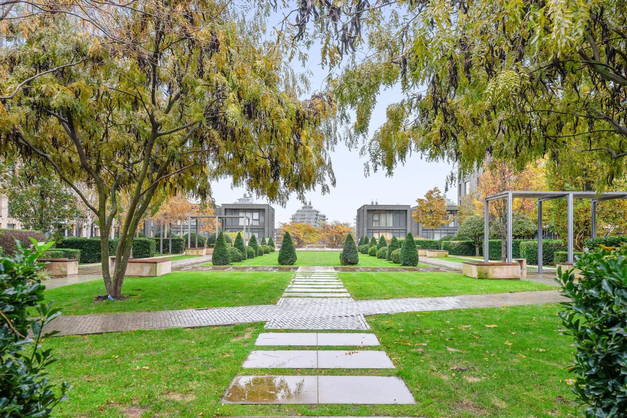 Flat Central Avenue in Greater London