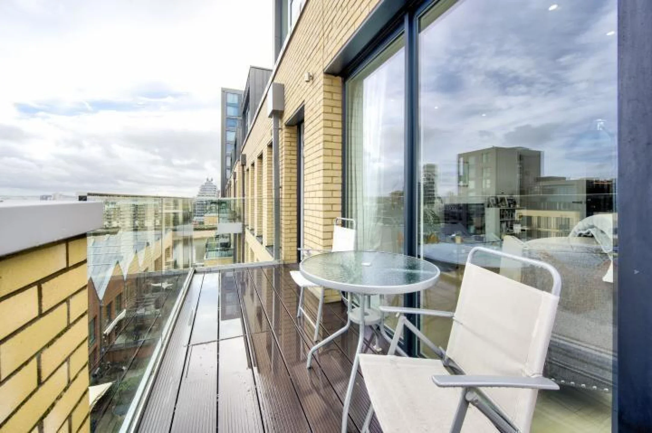 Flat Central Avenue in Greater London