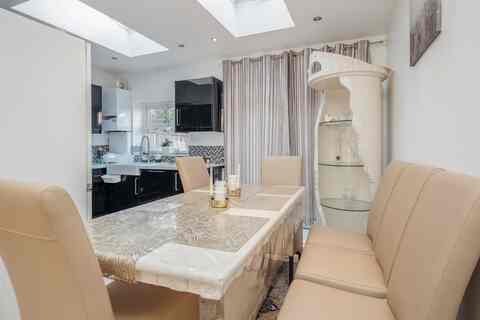 Room Mellitus Street in Greater London