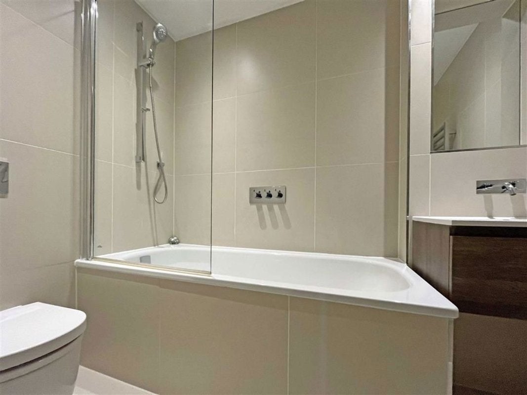 Flat Spring Grove in Greater London