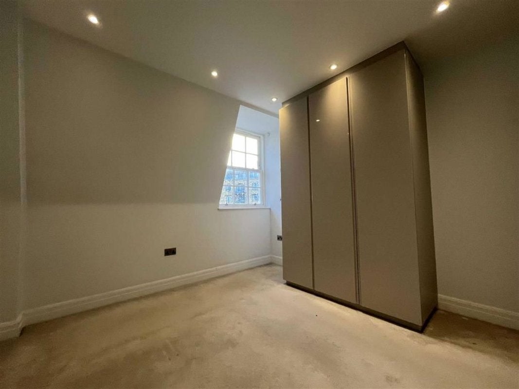 Flat Spring Grove in Greater London