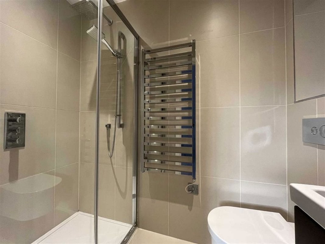Flat Spring Grove in Greater London