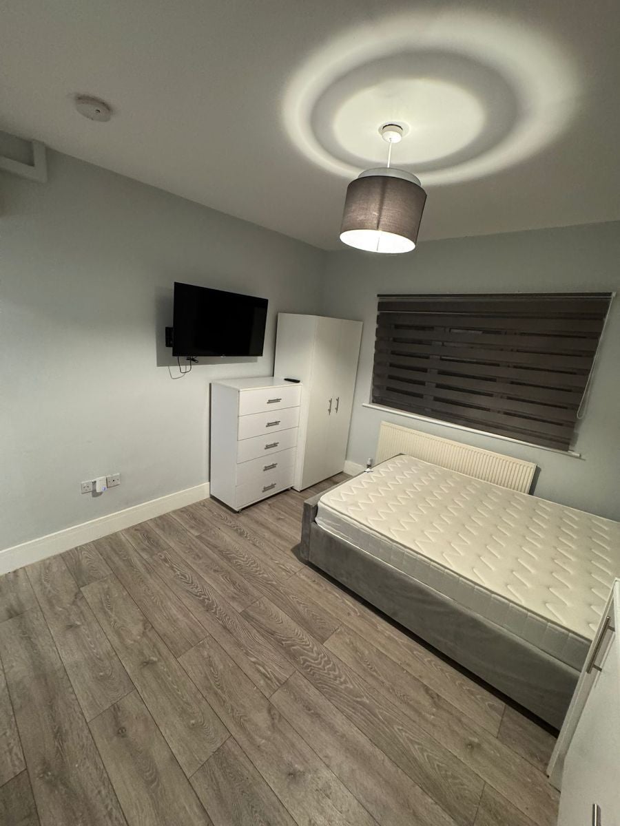 Flat Quantock Gardens in Greater London