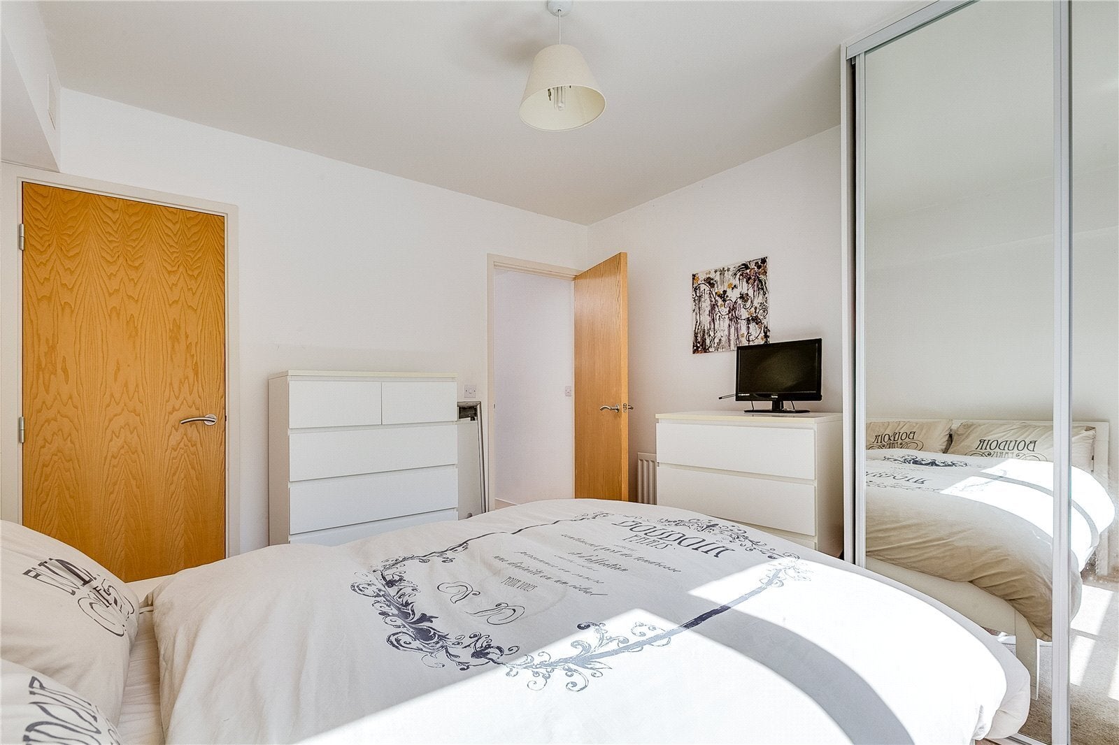 Flat Essex Road in Greater London