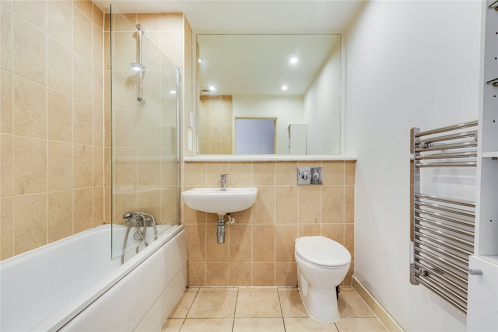 Flat Essex Road in Greater London