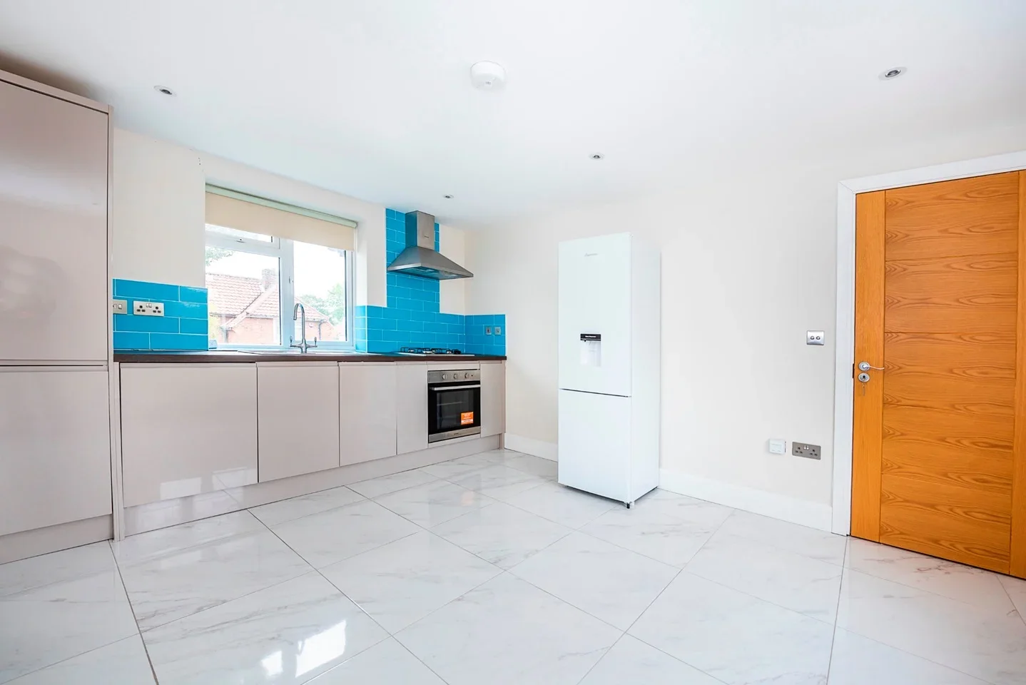 Flat Saxon Drive in Greater London