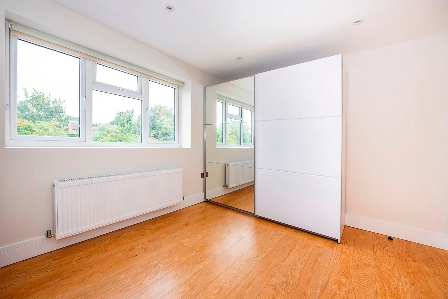 Flat Saxon Drive in Greater London
