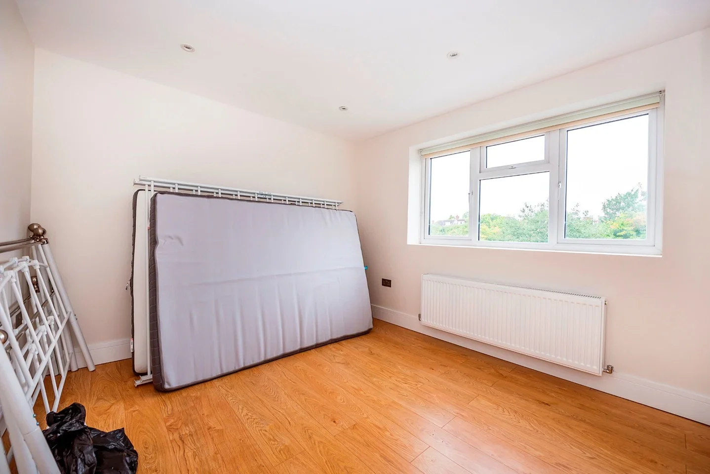 Flat Saxon Drive in Greater London
