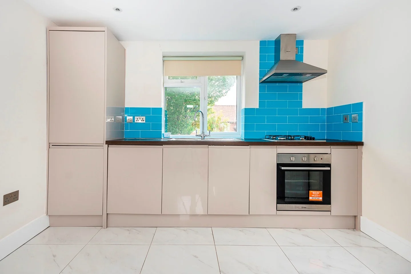 Flat Saxon Drive in Greater London