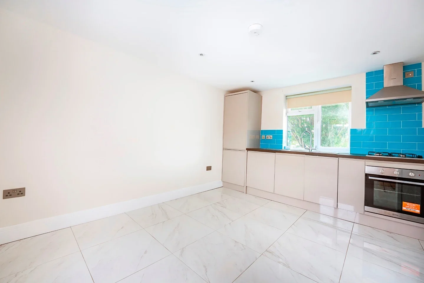 Flat Saxon Drive in Greater London