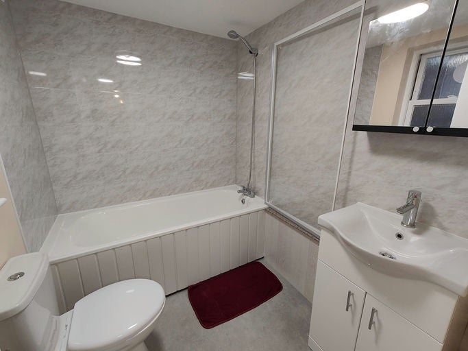 Flat Thornfield Road in Greater London