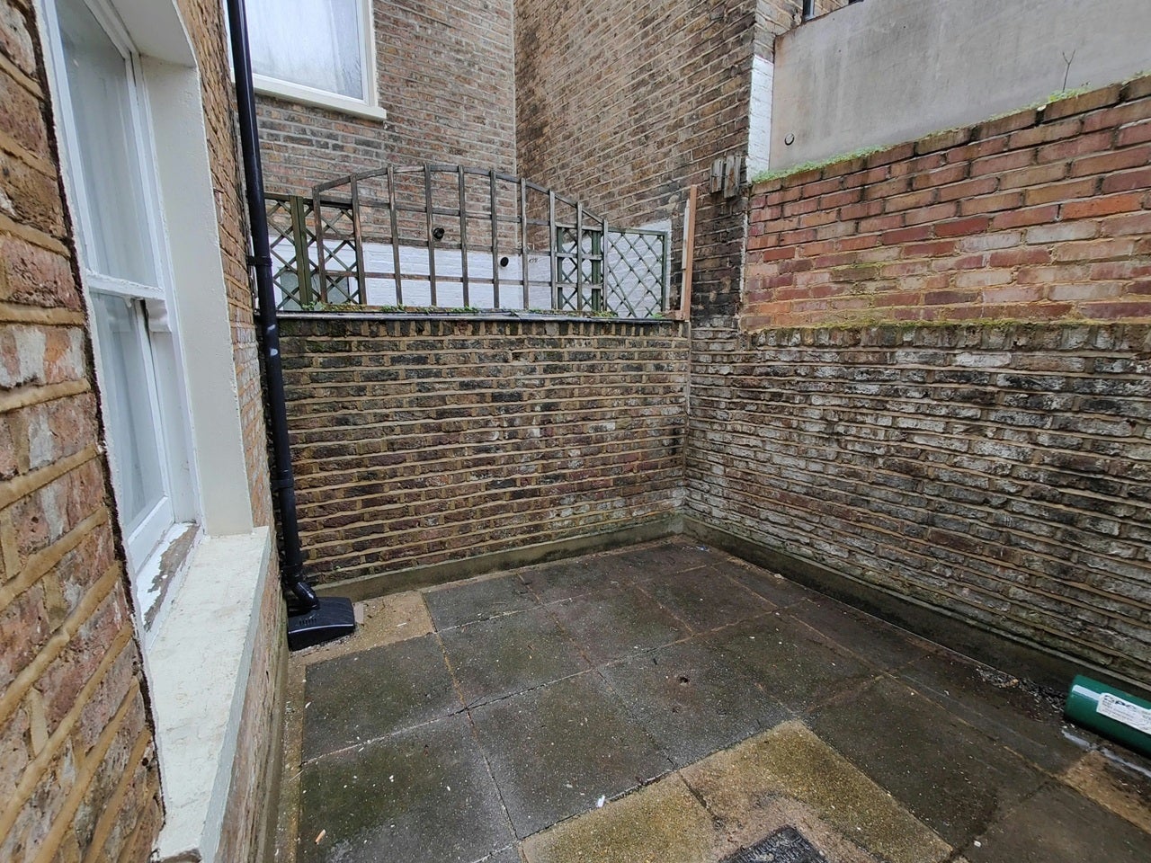 Flat Thornfield Road in Greater London