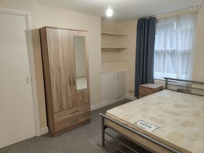 Flat Thornfield Road in Greater London