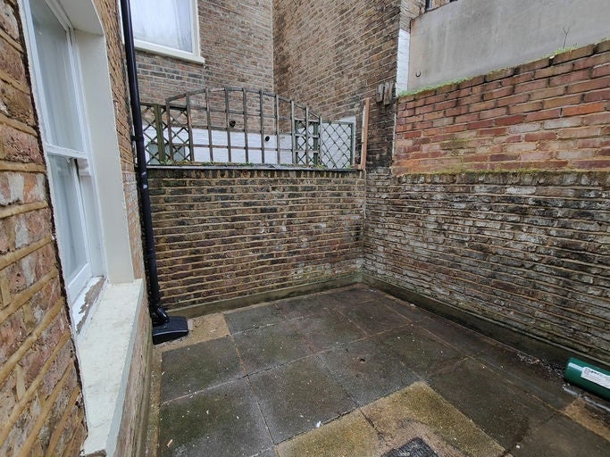 Flat Thornfield Road in Greater London